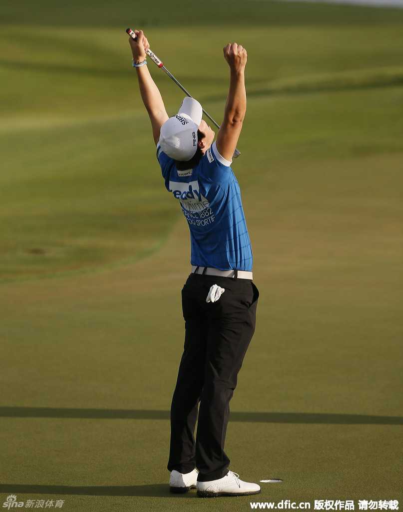 传承的瞬间：赛后，新科冠军宋永汉与世界第一斯皮思合影，斯皮思的经纪人也在场，这一刻超越了比赛胜负。