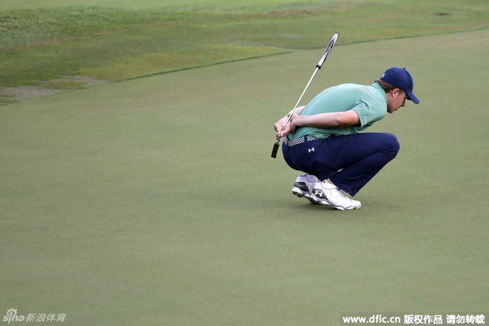 紧张激烈的决赛轮，年轻的宋永汉在全神贯注地观察果岭线路，争夺个人首冠的战役进入白热化。