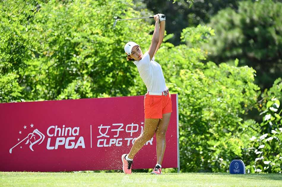 王馨迎全神贯注准备开球，目光如炬凝视远方球道，彰显年轻球员的专注与决心