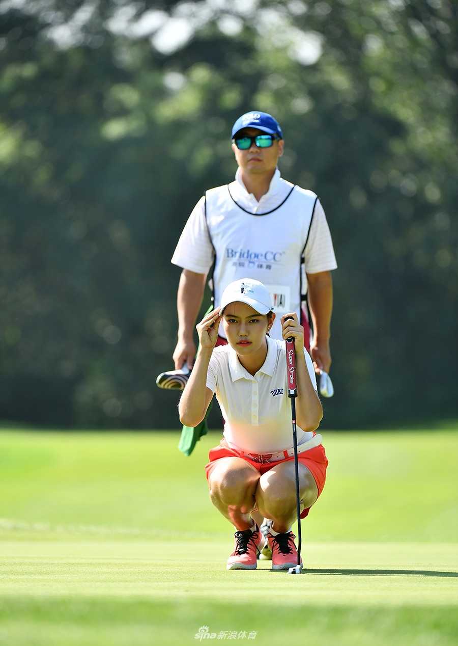 王梓漪面对镜头绽放灿烂笑容，阳光自信，完美诠释了学生运动员的活力与风采