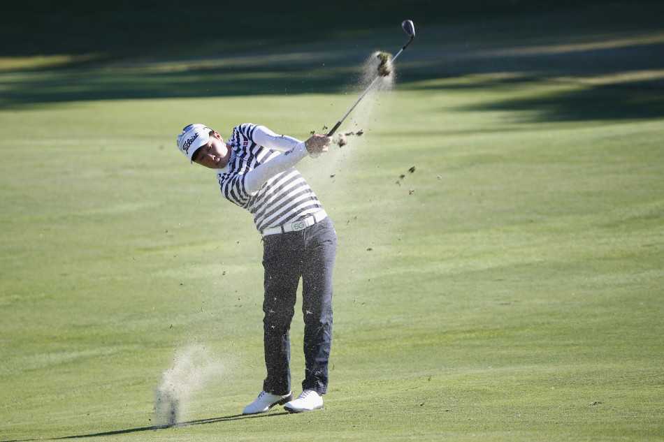 一位球员正在球道上流畅挥杆，身体的力量从地面经由扭转的躯干传递至杆头，动作完整而协调，充满动感。