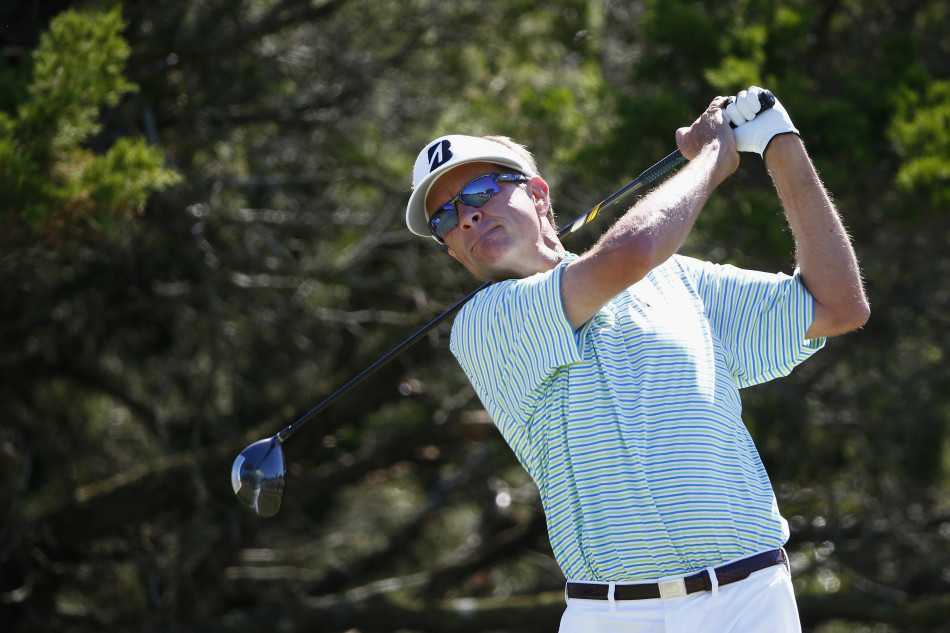 一位球童正小心翼翼地为球员擦拭球杆，动作轻柔而仔细，这个“小心翼…”的幕后瞬间，体现了团队合作的专业与专注。