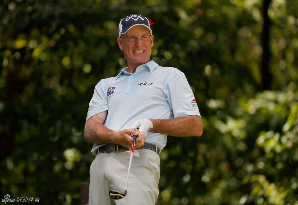 日本名将松山英树在果岭边优雅地示意观众安静，专注的气质与精准的短杆技术显露无遗。