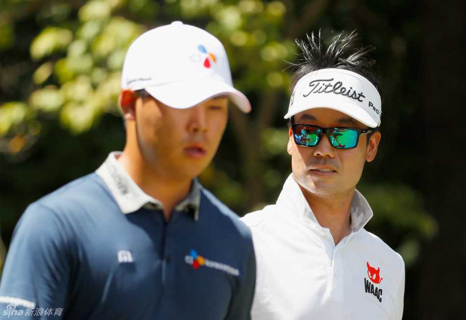 卢克·唐纳德在沙坑中完成了一次关键救球，神情专注，展现出大师级的短杆功底。