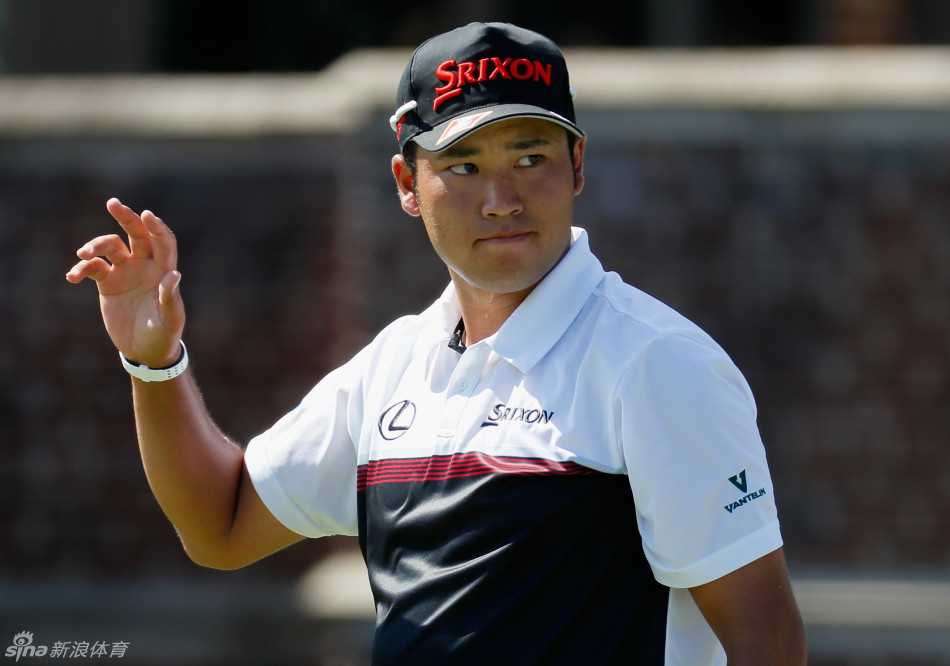 瑞奇·福勒完成一记击球后，背对镜头驻足凝望，身影中流露出一丝思考与遗憾。