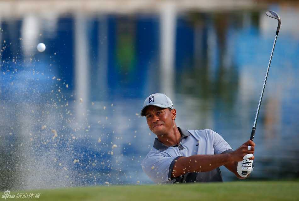 发球台上，伍兹完成一记强有力的开球后保持收杆姿势，目光追随着球飞向远方的轨迹。