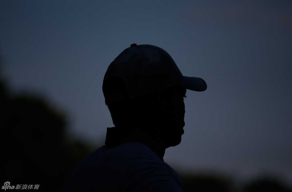 决赛轮关键洞，伍兹顶住压力试图一搏，整个赛场的气氛紧张到凝固。