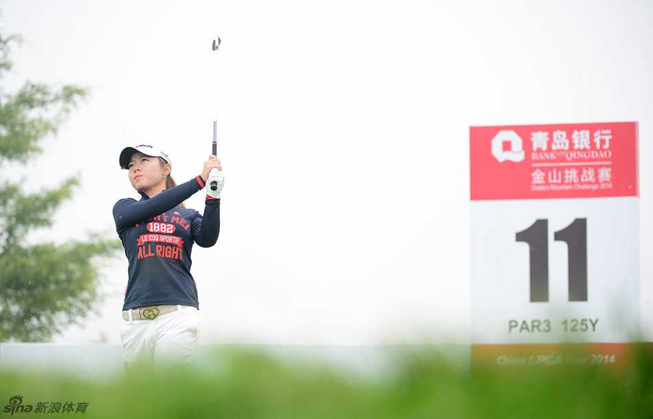 肖琪峰完成一次完美的挥杆收杆，身体姿态挺拔而平衡，目光追随着球飞向远方的轨迹。