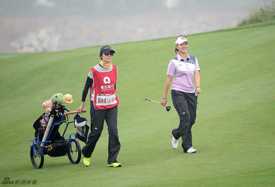 张婕娜琳以简洁有力的动作完成收杆，她的姿态自信从容，展现了职业球手稳定扎实的挥杆功底。