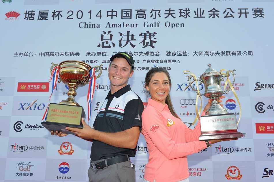 塘厦杯中国业余公开赛总决赛现场，巨大的赛事背景板与鲜艳的旗帜营造出隆重而专业的竞赛氛围。