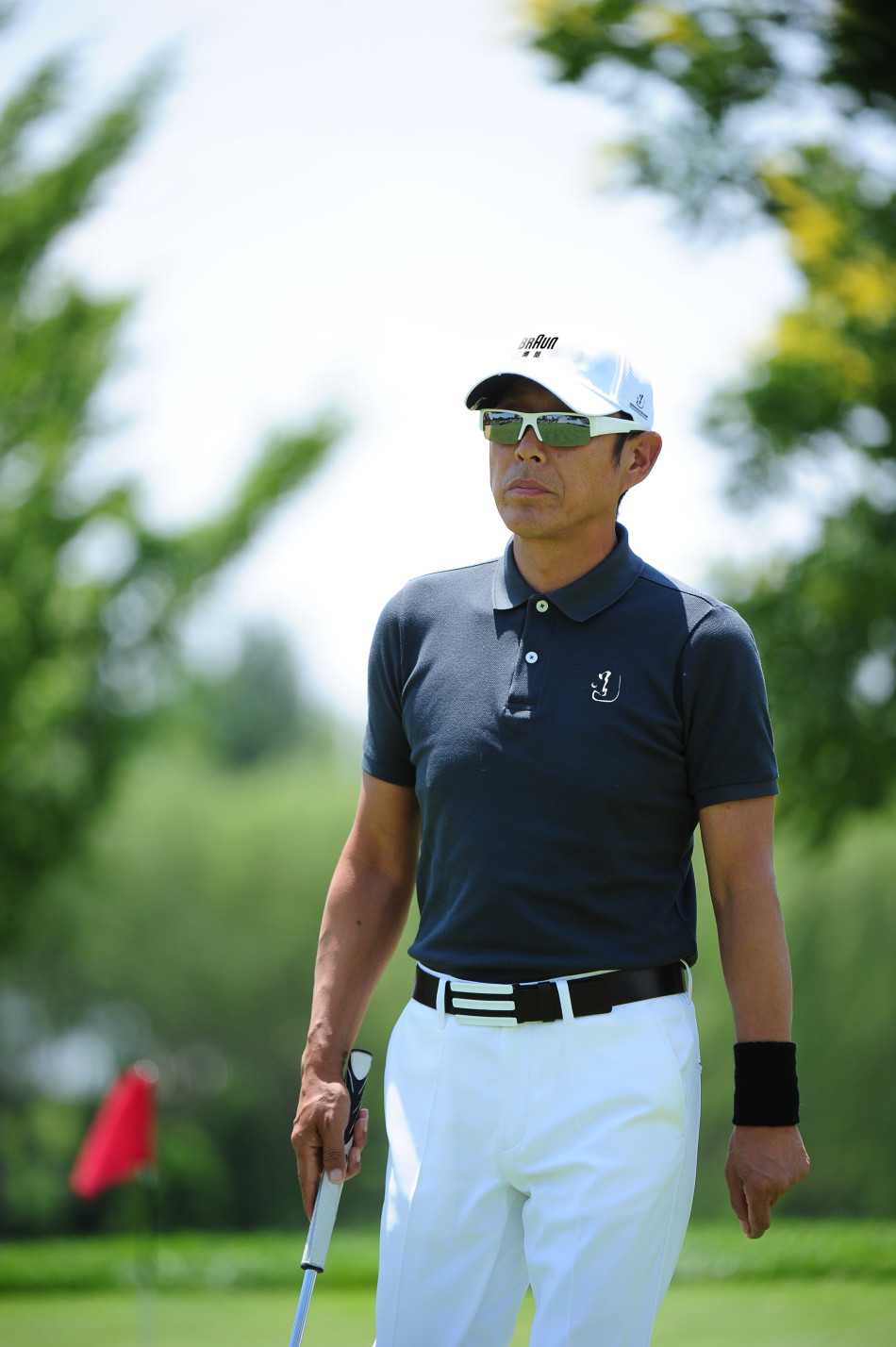 推杆之后，陈道明从容直身，脸上带着一丝了然于胸的平静微笑，这是与自我挑战达成和解的满足神情