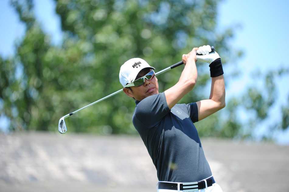 夕阳余晖中，陈道明与友人在球场上轻松交谈，笑容舒展，这是卸下所有角色包袱后，最本真、最松弛的快乐时刻