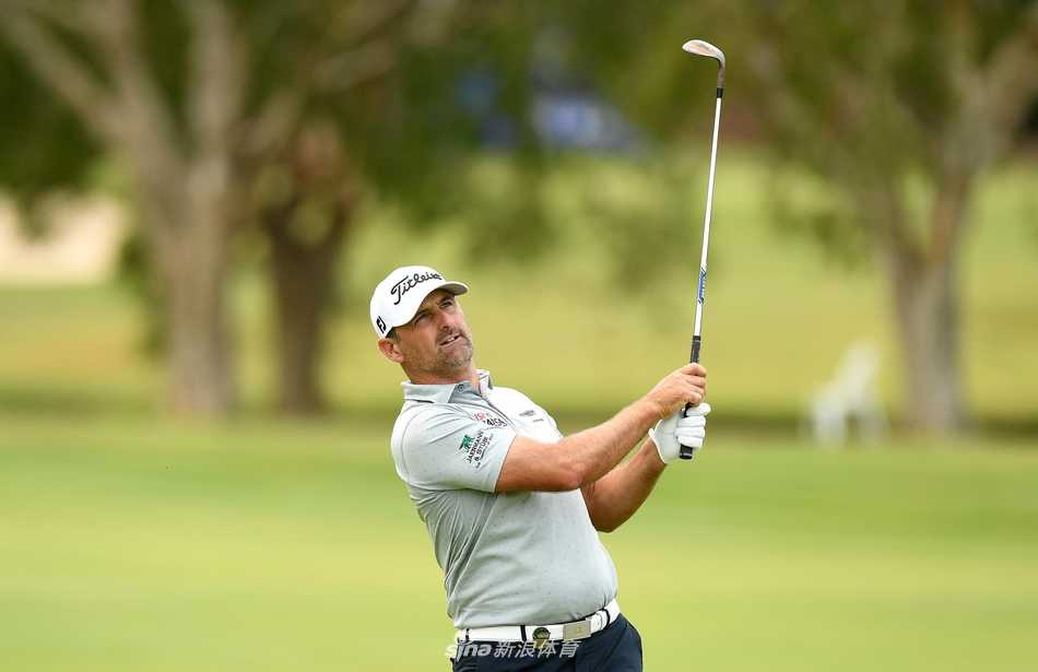 中国球手袁也淳在比赛中沉着挥杆，年轻的面庞上写满了专注与决心。