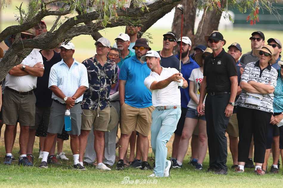 斯科特在果岭上优雅推杆，身姿挺拔从容，尽显一代球王的沉稳风范。