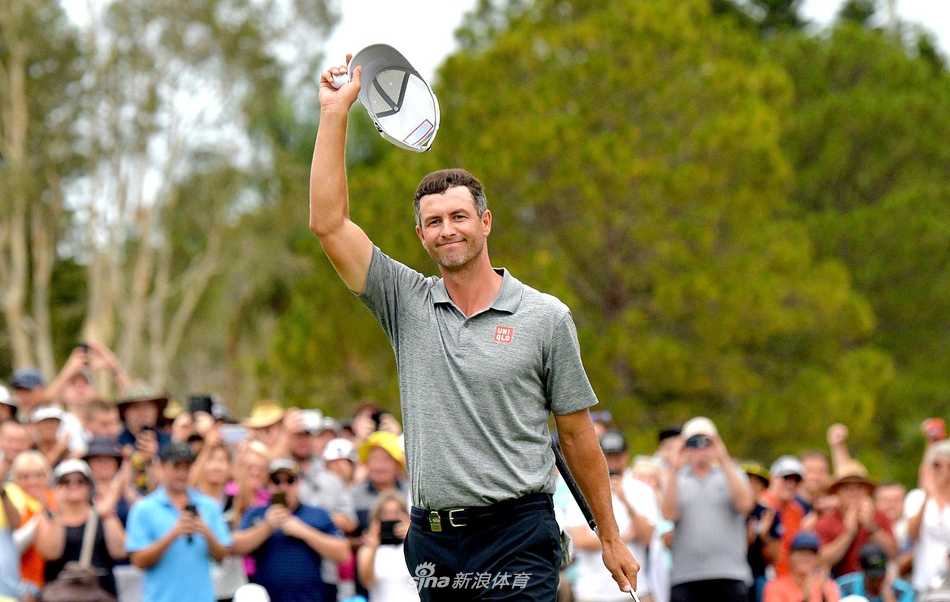 斯科特夺冠后与奖杯合影，脸上绽放出灿烂而如释重负的笑容，漫长等待后的喜悦感染了现场每一个人。