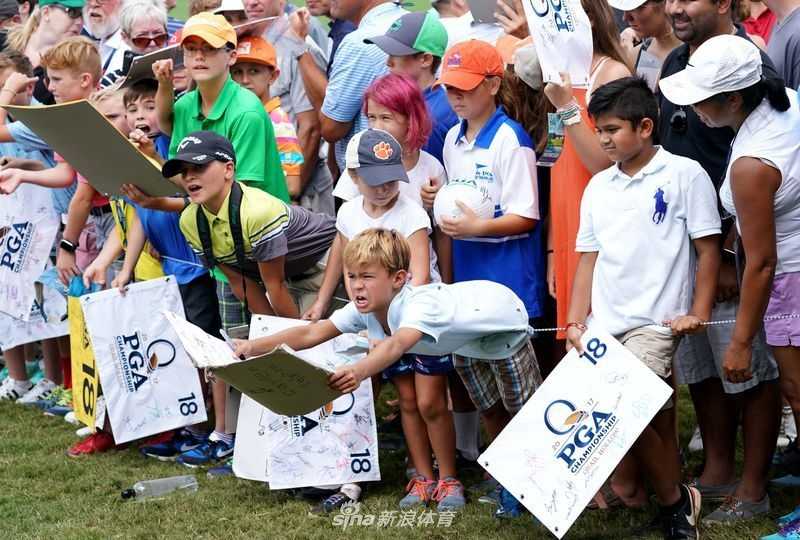 暮色渐浓，小球迷们仍紧紧趴在围栏上，目不转睛地望向远方，守候着与心中英雄相遇的微小可能。