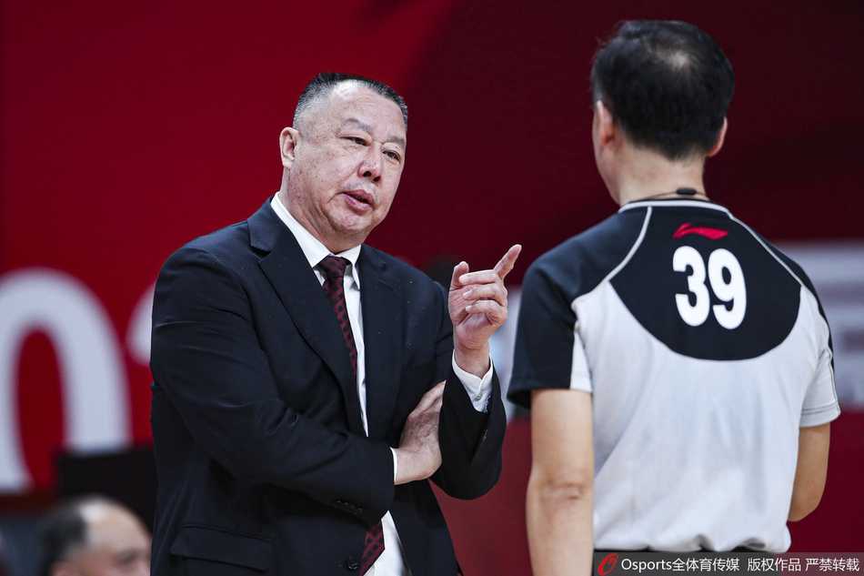 终场哨响青岛球员们围成一圈激情怒吼，替补席毛巾挥舞与广州队球员落寞退场形成鲜明对比