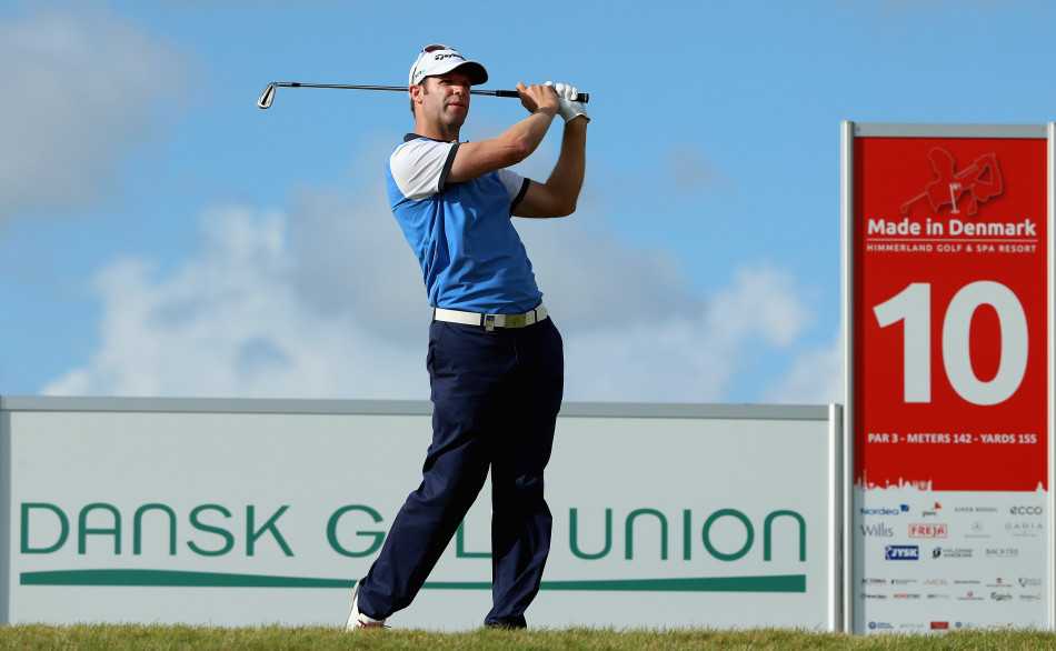 德雷奇在第十洞果断开球，白色小球划破空气飞向远方。