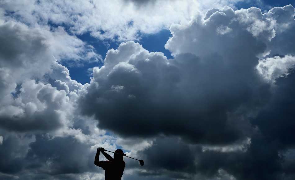 邓克森全力开球，身体力量完美释放，观众翘首以盼球的落点。