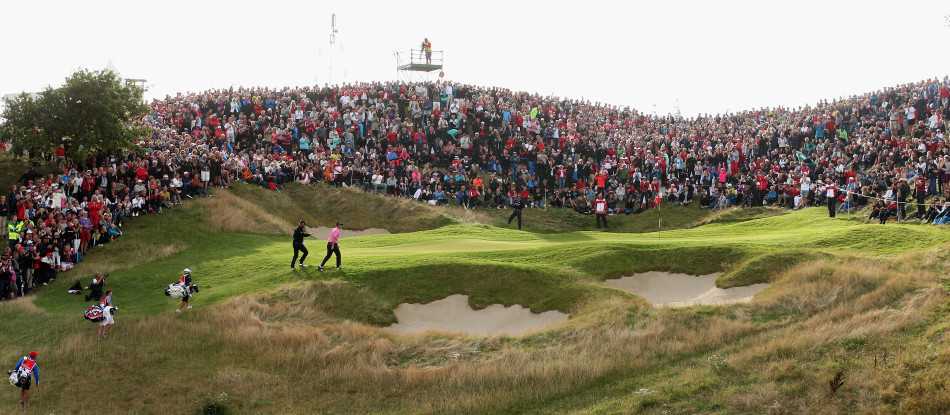 决赛时刻，果岭被层层人潮包围，紧张气氛几乎凝固了空气。