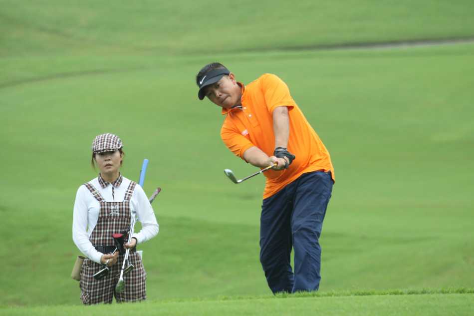 Z字形队伍全景，身着各色服装的志愿者构成了一道蜿蜒而有力的人链，气势恢宏，爱心涌动