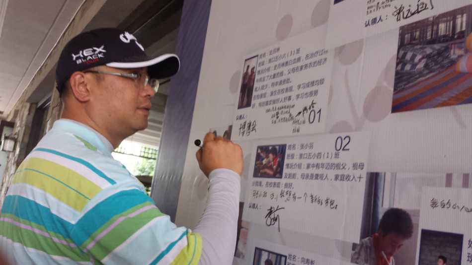 爱心接力特写：两只手在空中稳稳交接一个红色爱心标志，背景虚化的人影凸显了传递过程的庄重与温暖