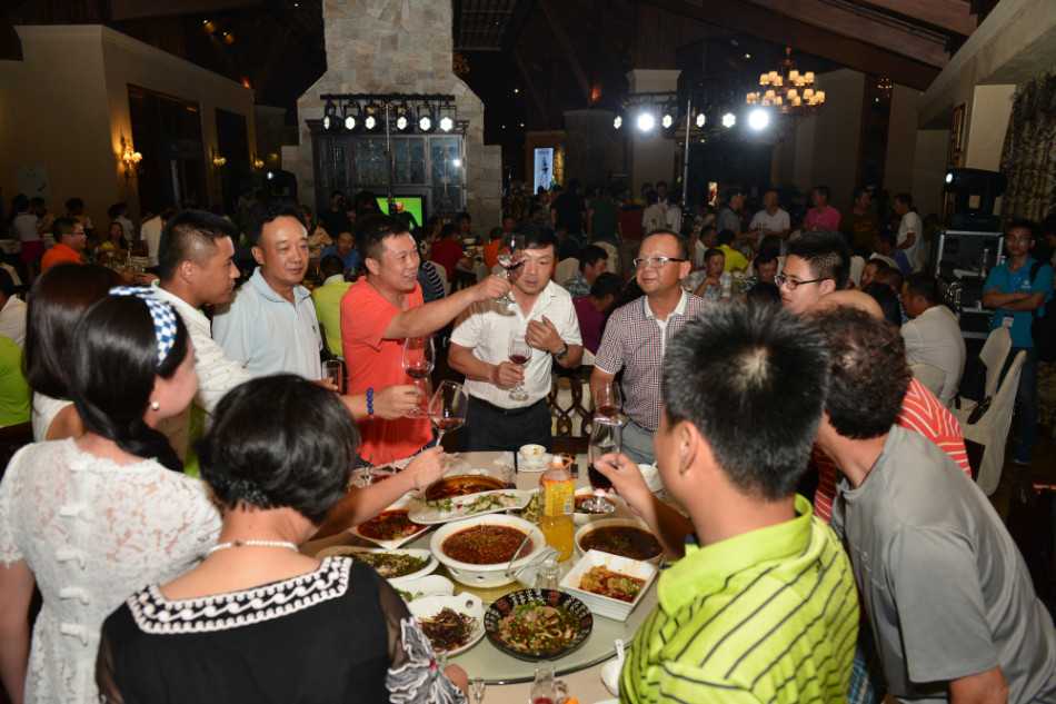 大合影中，全体志愿者并肩而立，背后的活动横幅清晰可见，一张张笑脸汇聚成爱的海洋