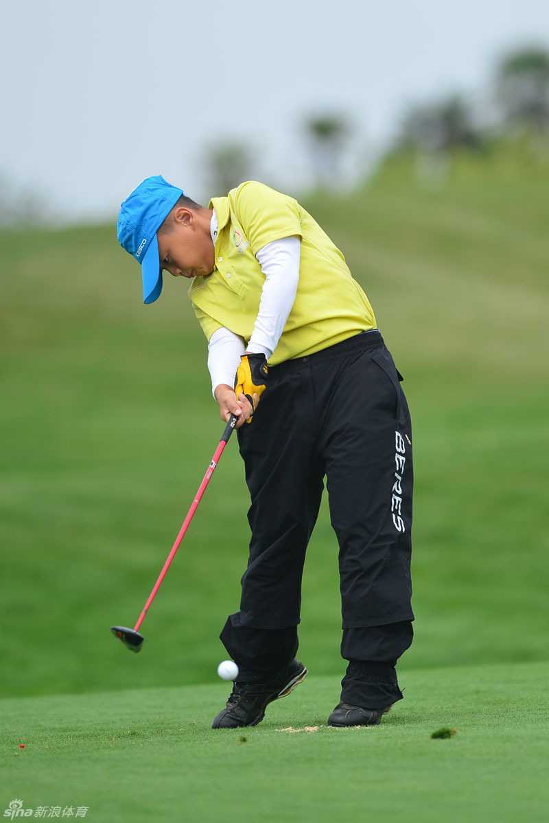 黄昏的球场上，父女二人共看一张成绩卡，父亲手指着某一处细心地讲解，金色的余晖包裹着他们，为这充满学习与陪伴的一刻镀上温暖的光晕。