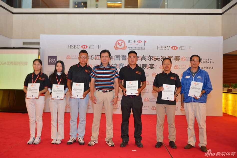 选手殷小雯在赛场边绽放出青春烂漫的笑容，展现了青少年高尔夫运动的活力与快乐。