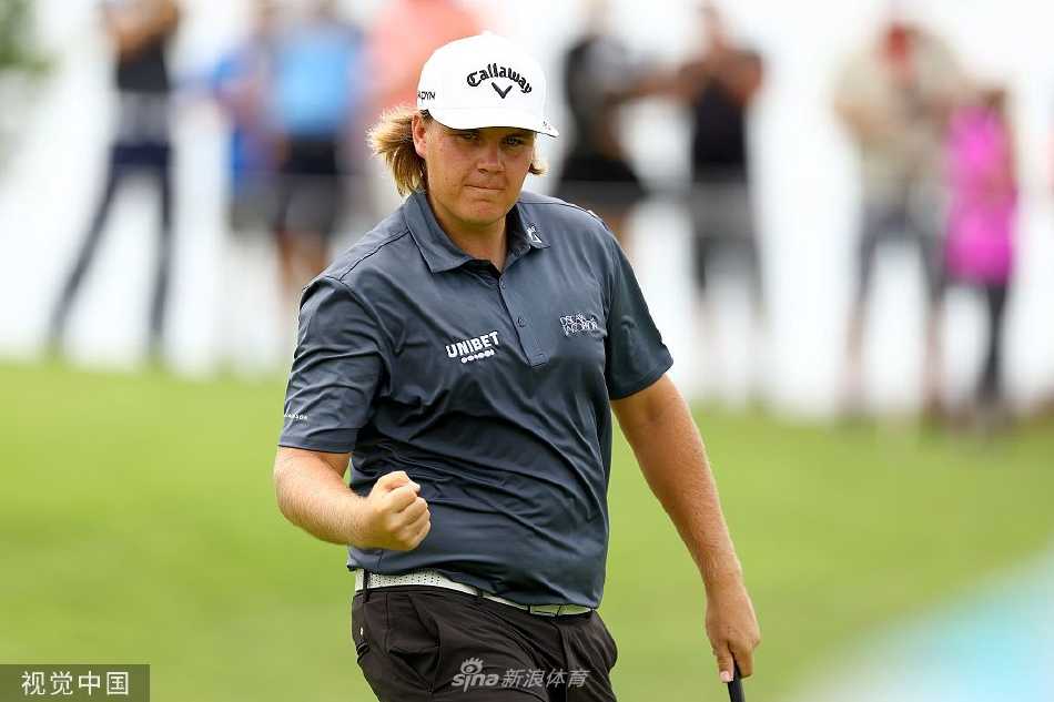 吴阿顺在决赛轮比赛中专注推杆，眼神锐利志在必得