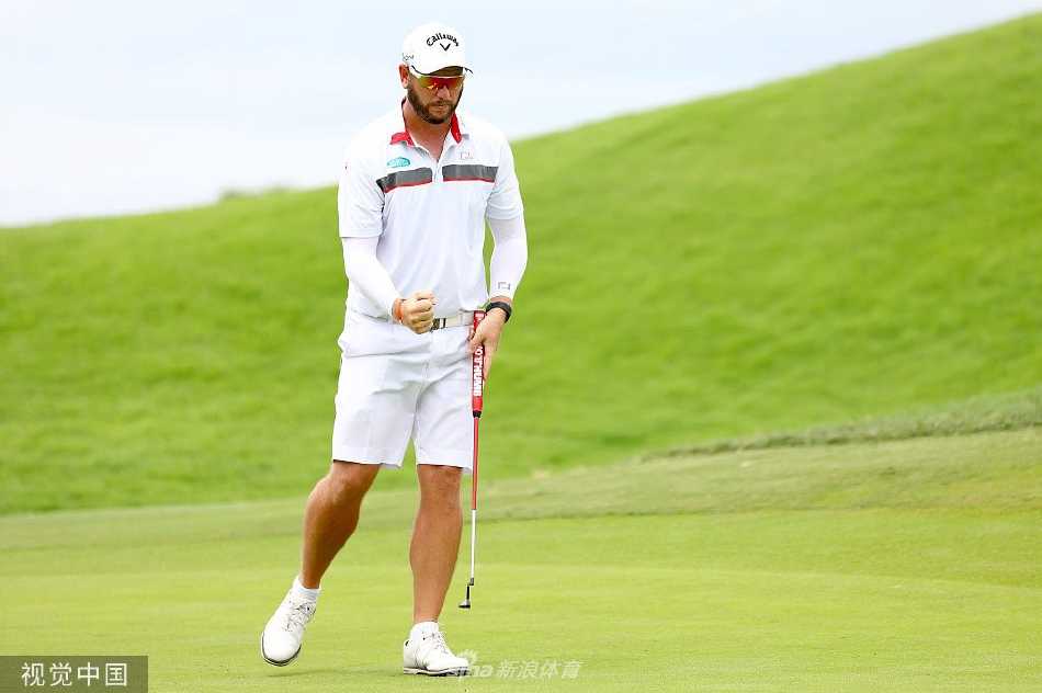 拉古纳国家度假村俱乐部绿意盎然的经典球场，水障碍与沙坑勾勒出挑战