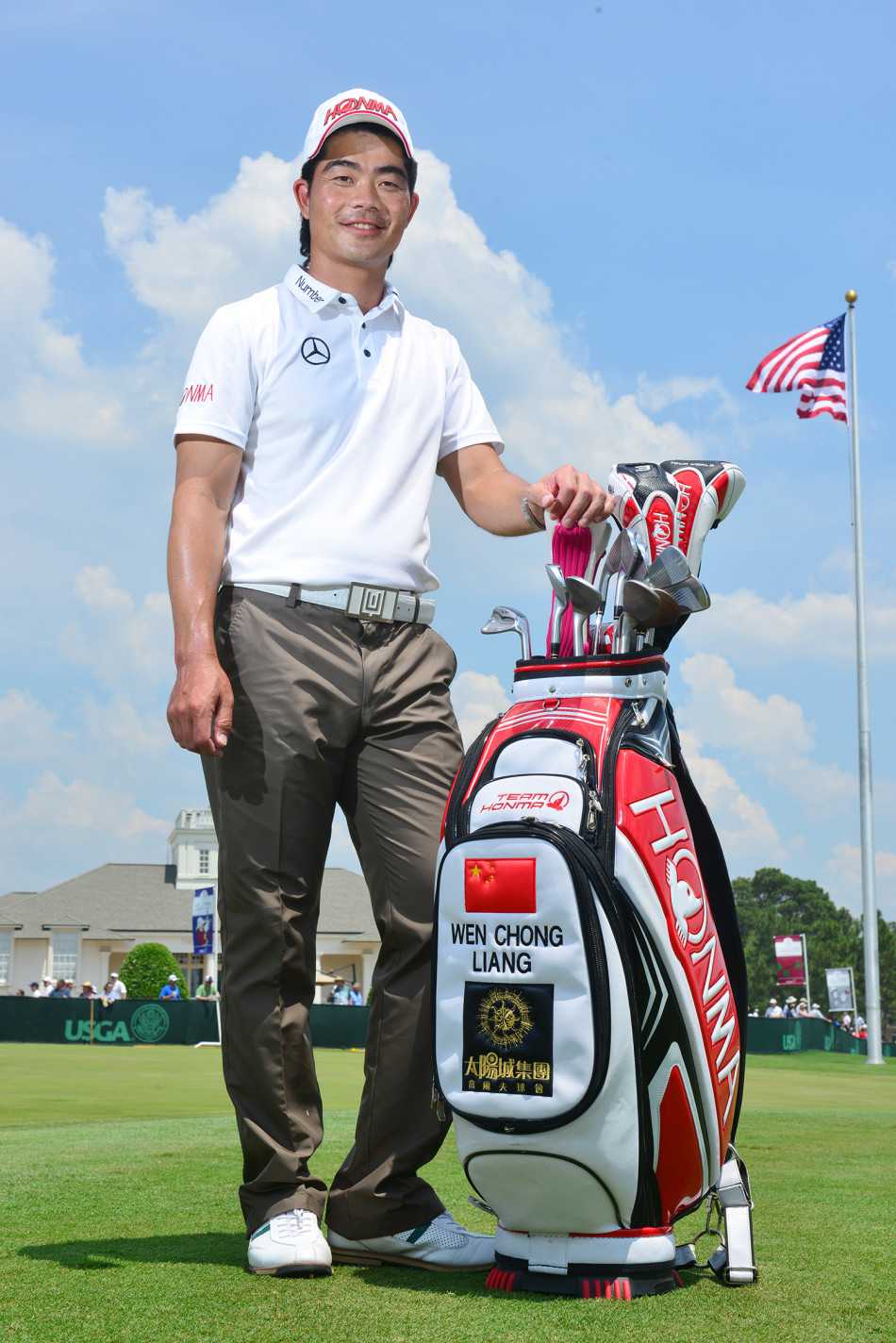 梁文冲微笑着为热情的高尔夫球迷签名，展现亲和的巨星风采