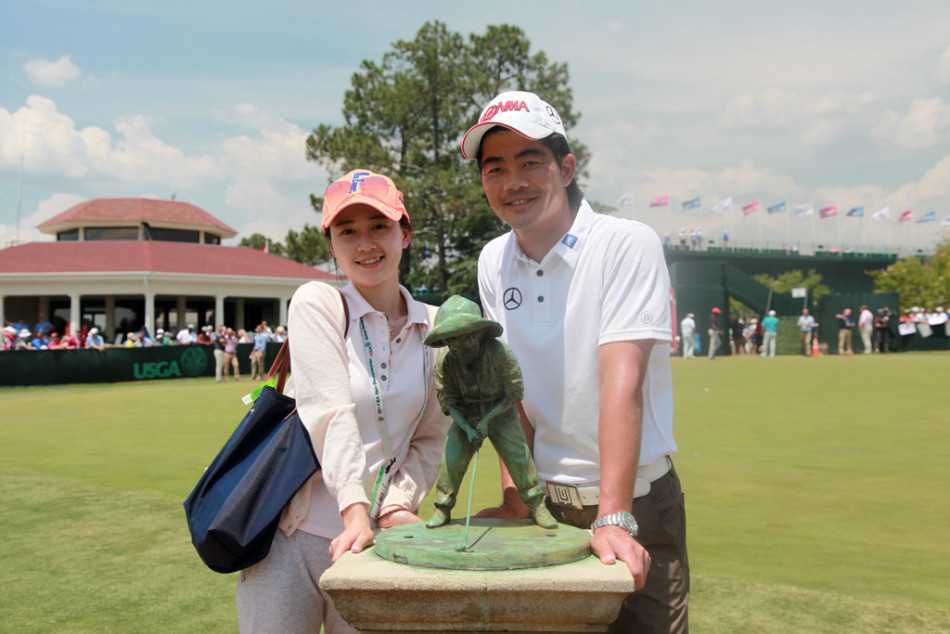 梁文冲与团队助理Wendy在进行赛前沟通，确保每一个细节都准备就绪