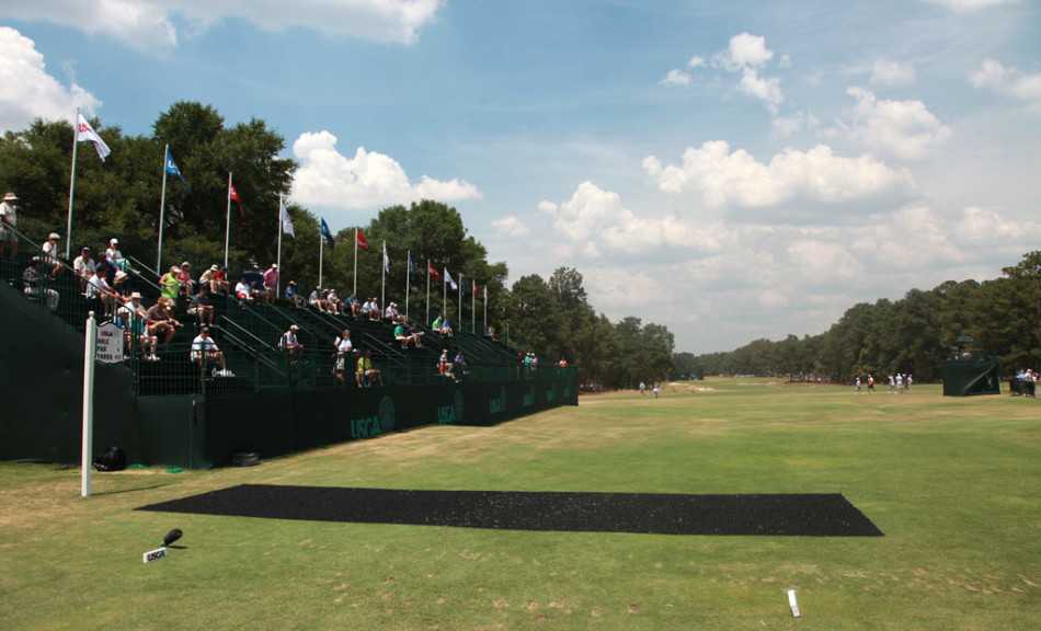 梁文冲与韩国选手卢乘烈在赛场上轻松交流，展现亚洲球员的 camaraderie (情谊)