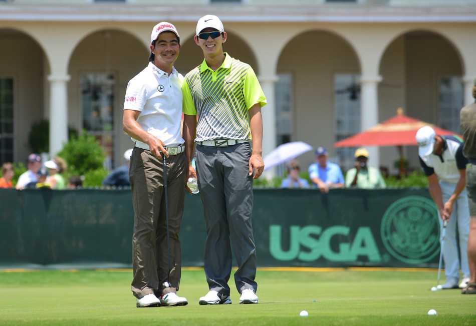 梁文冲行走在松树丛球场经典的沙坑与松林之间，身影坚定而执着