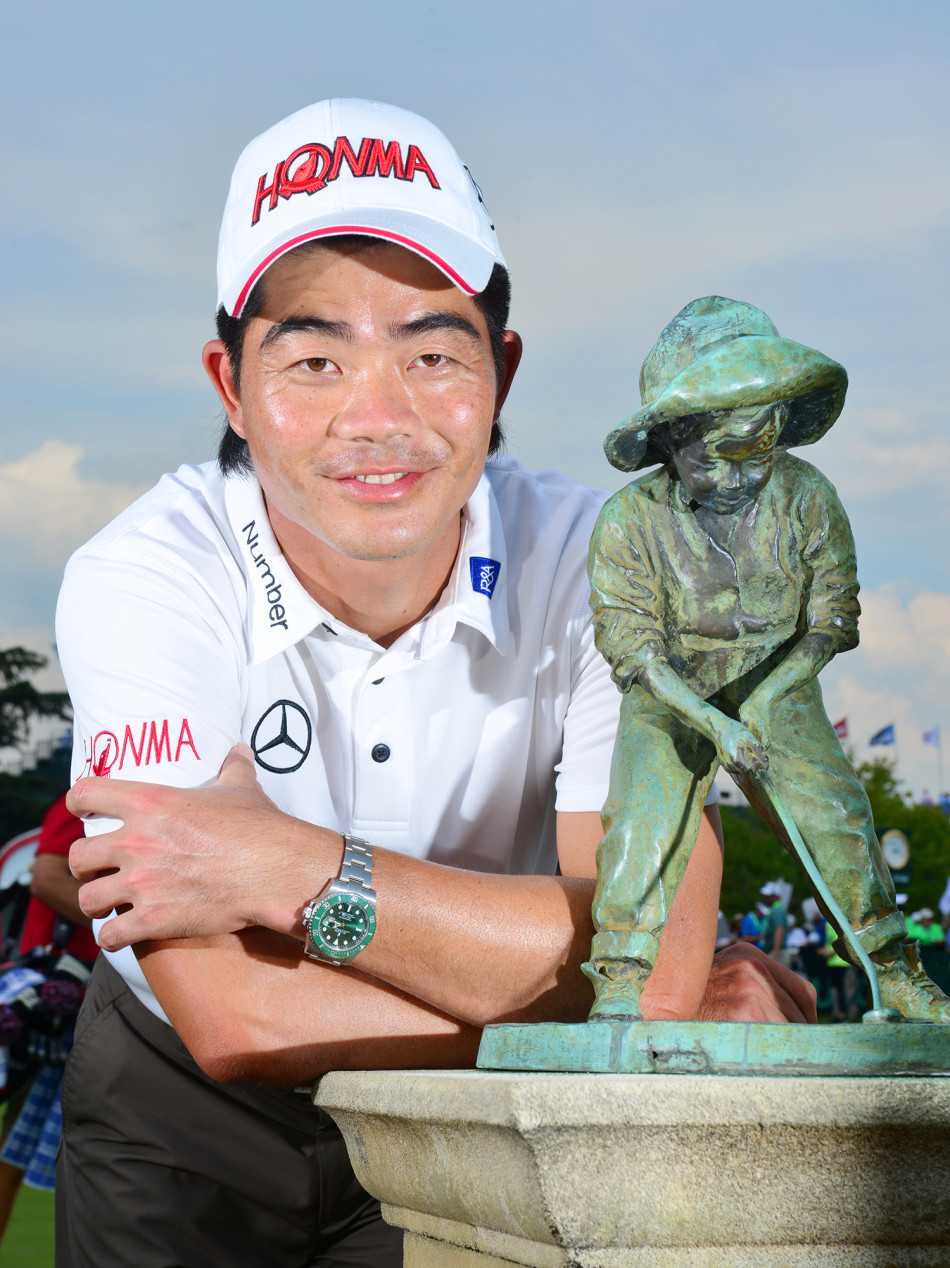 特写镜头下，梁文冲腕间的劳力士腕表，象征精准与恒久，与他专注的神情相得益彰