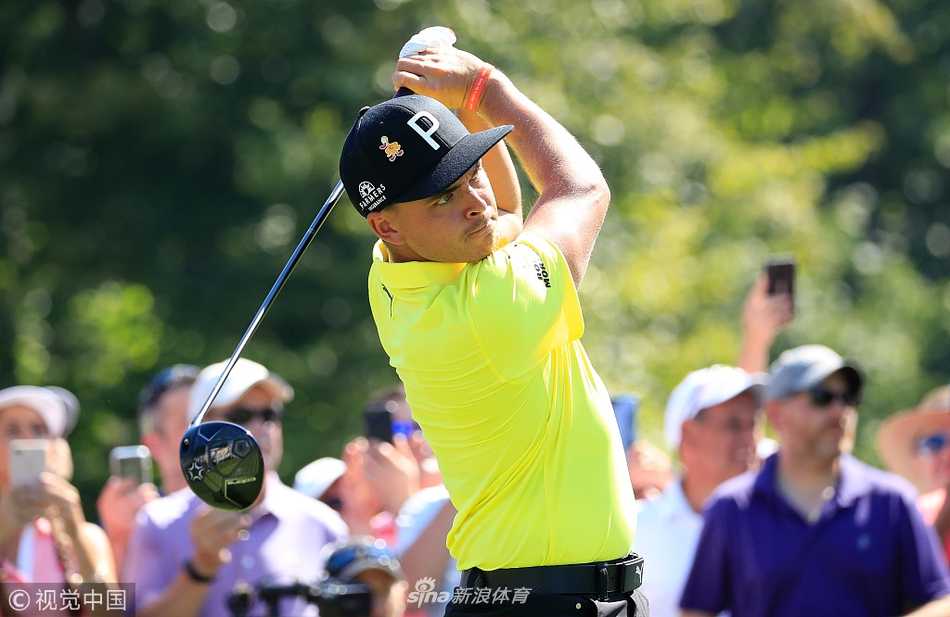 观众聚集在果岭后方山坡上，聚精会神地观看比赛，人群形成一道自然的看台，展现了高尔夫赛事独特的观赛氛围与高人气。