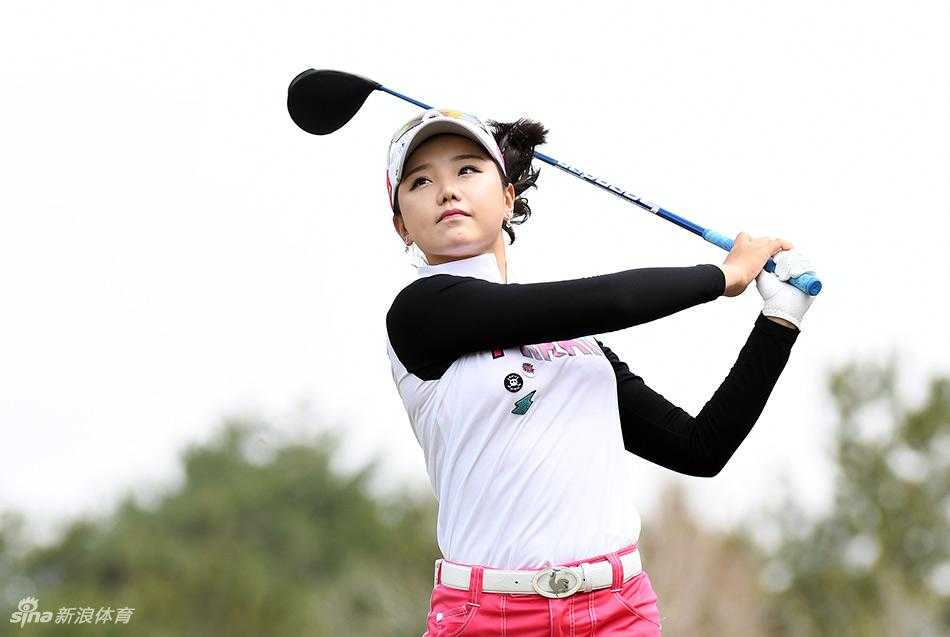 石昱婷在开球瞬间全身力量完美释放，阳光勾勒出她流畅的挥杆曲线，小白球如流星般冲向蓝天