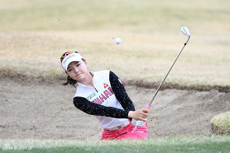 石昱婷再次俯身研读果岭坡度，修长身影与绿茵草地构成和谐几何图形，专注中透出优雅力量