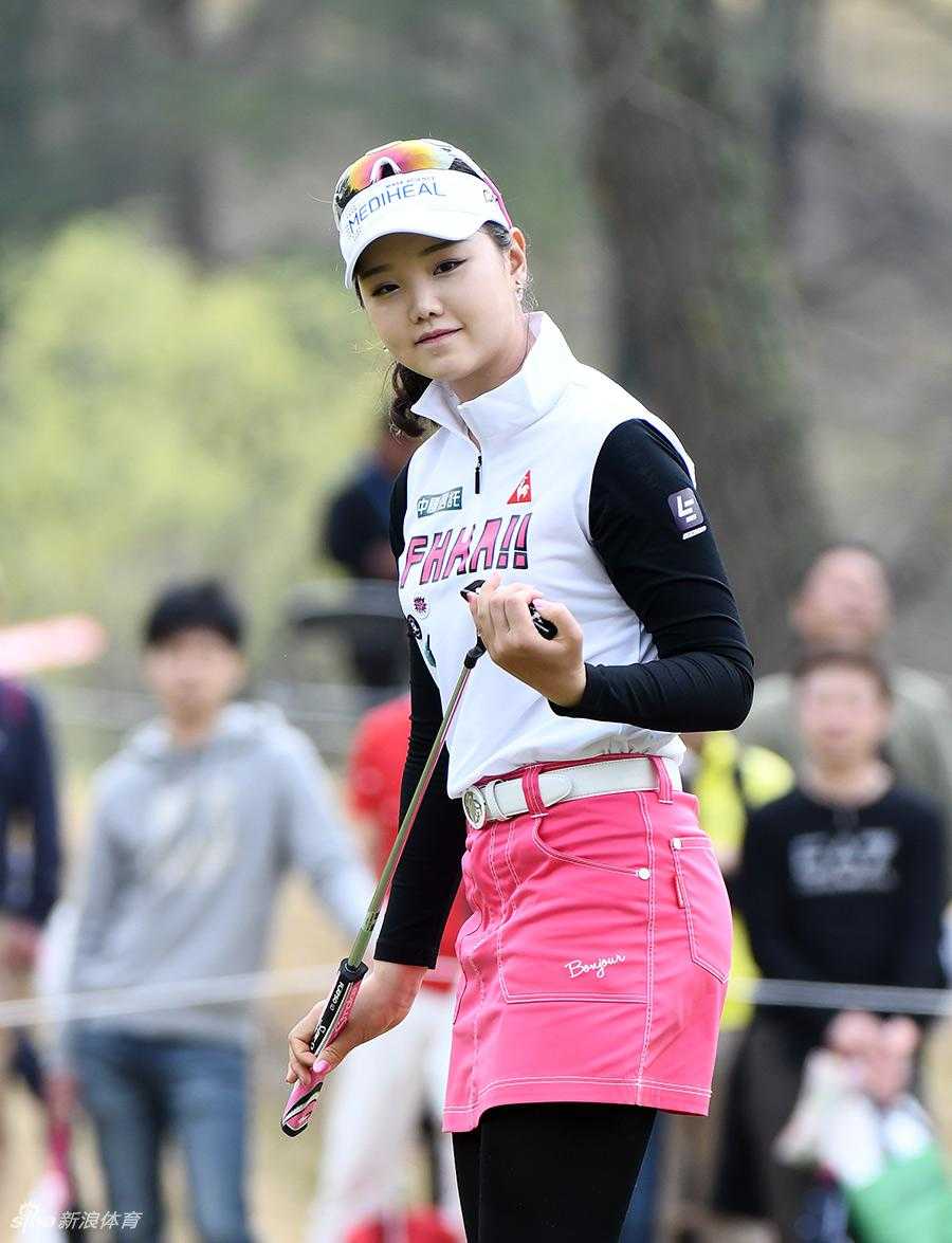 石昱婷从白色沙坑中成功救帕，飞扬的沙粒在阳光下形成金色雾霭，展现绝处逢生的精湛技艺