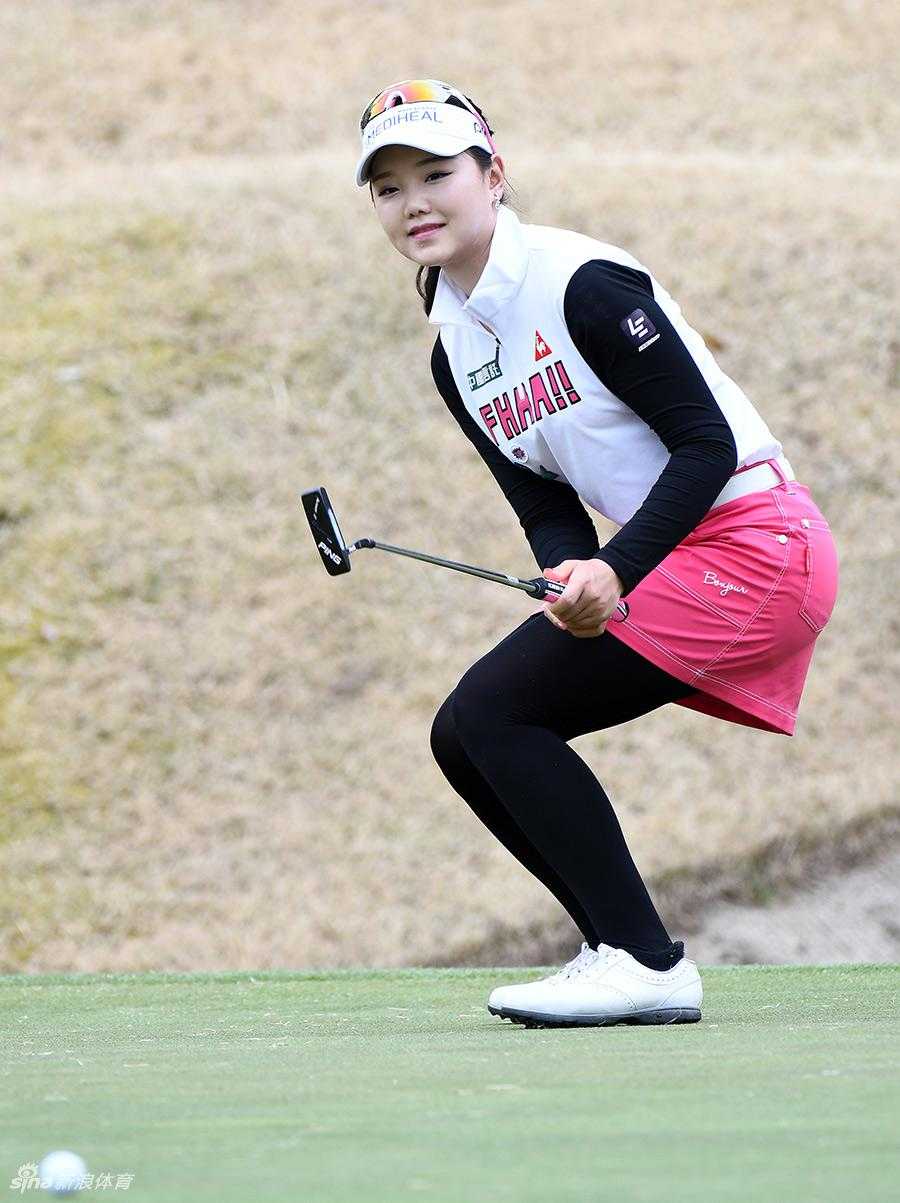 亚洲女子高尔夫精英们齐聚赛场，不同国籍的选手在相同绿茵上编织出一幅多彩竞技画卷