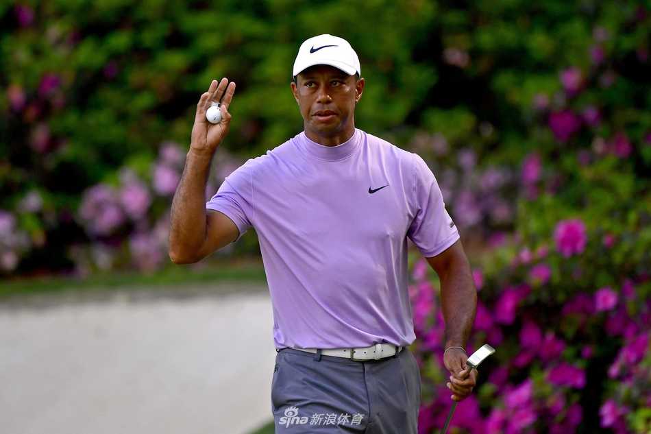 老虎伍兹在奥古斯塔球道上坚定行走，目光如炬凝视前方，绿意盎然的赛场是他重登王座的舞台。