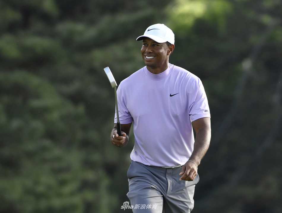 伍兹完成一次精准推杆后，拳头紧握轻声庆祝，眼中闪烁着对胜利的坚定渴望。