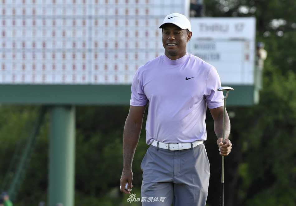 阳光洒在奥古斯塔第12洞著名的金钟柏果岭，伍兹正准备挑战这个充满风险的三杆洞。