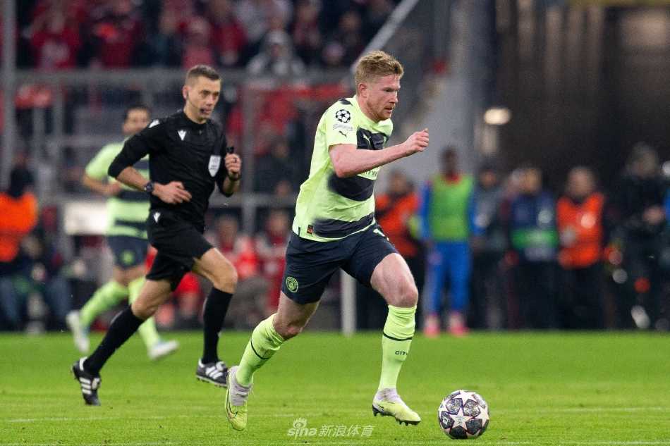 曼城中场核心德布劳内带球观察局势，拜仁防守球员严阵以待，仿佛一场静默的智慧较量正在上演。