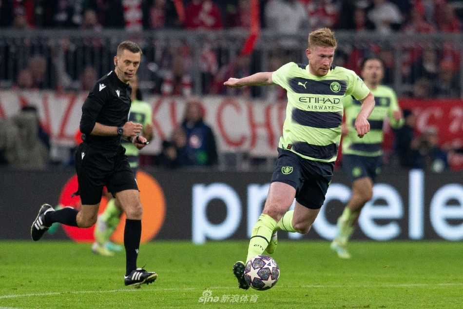 双方球员在中场进行高强度身体对抗，肌肉碰撞、球鞋交错，展现了足球运动最原始的力量之美。