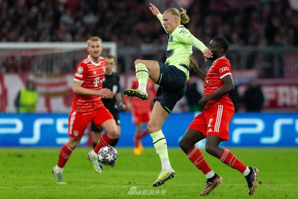 比赛结束后，双方球员相互握手致意并交换球衣，在激烈的竞争之后展现出深厚的体育精神与 mutual respect。