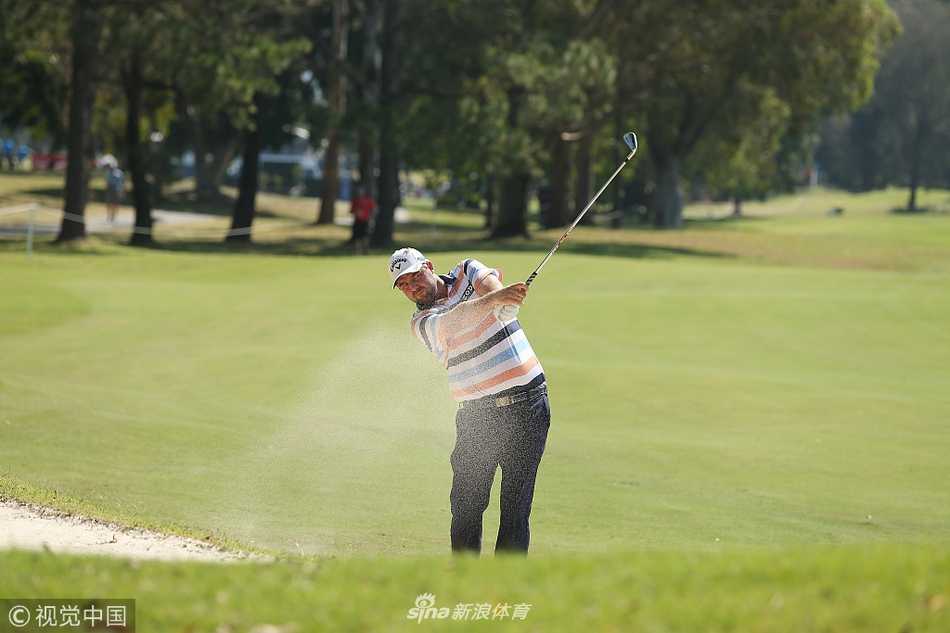 球员在练习场专注练球，晨曦中身影被拉长，为大赛做最后准备