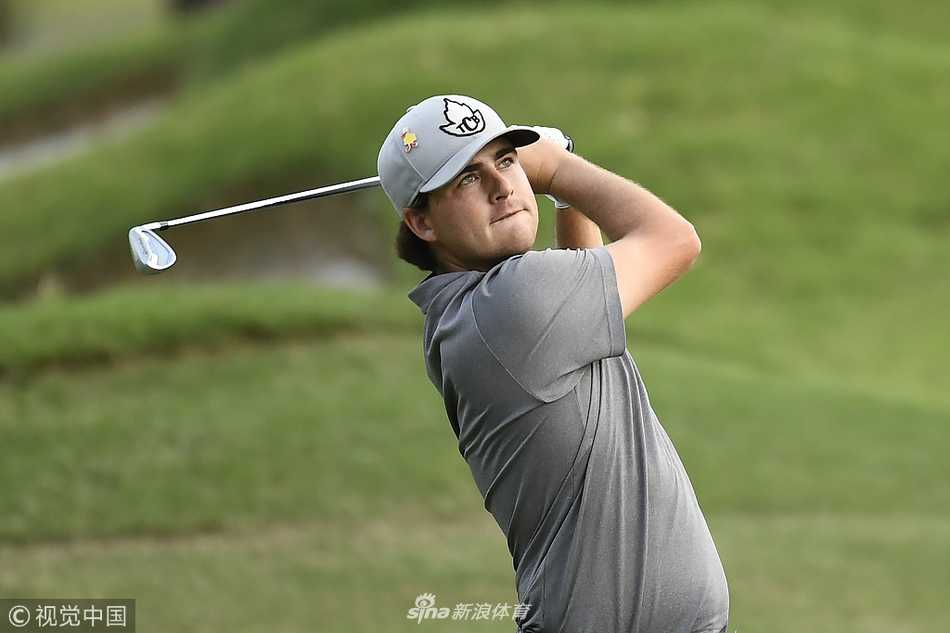 夕阳下的高尔夫球场美景，结束了激烈比赛的球道显得宁静而富有诗意