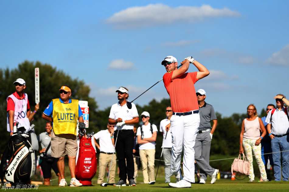 中国选手李昊桐完成一次漂亮的收杆动作，身体姿态舒展平衡，目光望向球飞出的轨迹，充满期待。